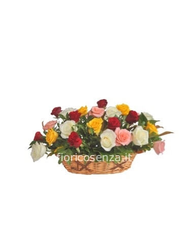 Composizione in cesto di rose colori misti