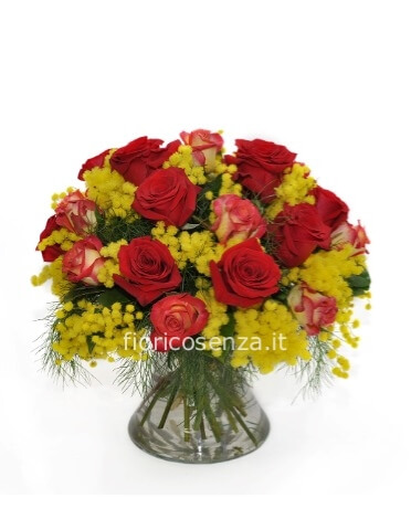 Bouquet con rose di vario colore e mimosa