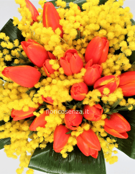 Bouquet di fiori assortiti e mimosa