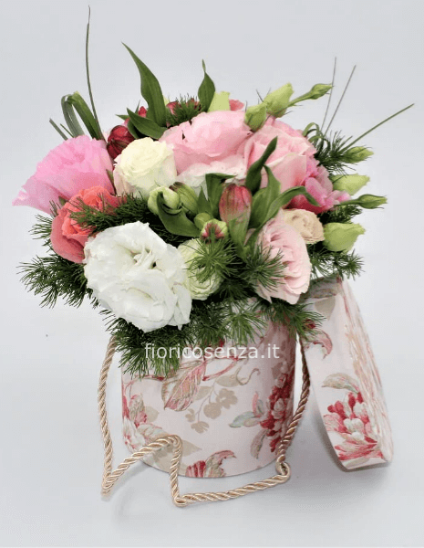 Scatola con fiori freschi di stagione