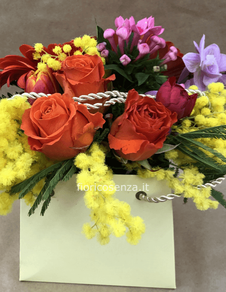 Scatola con fiori di stagione e mimosa